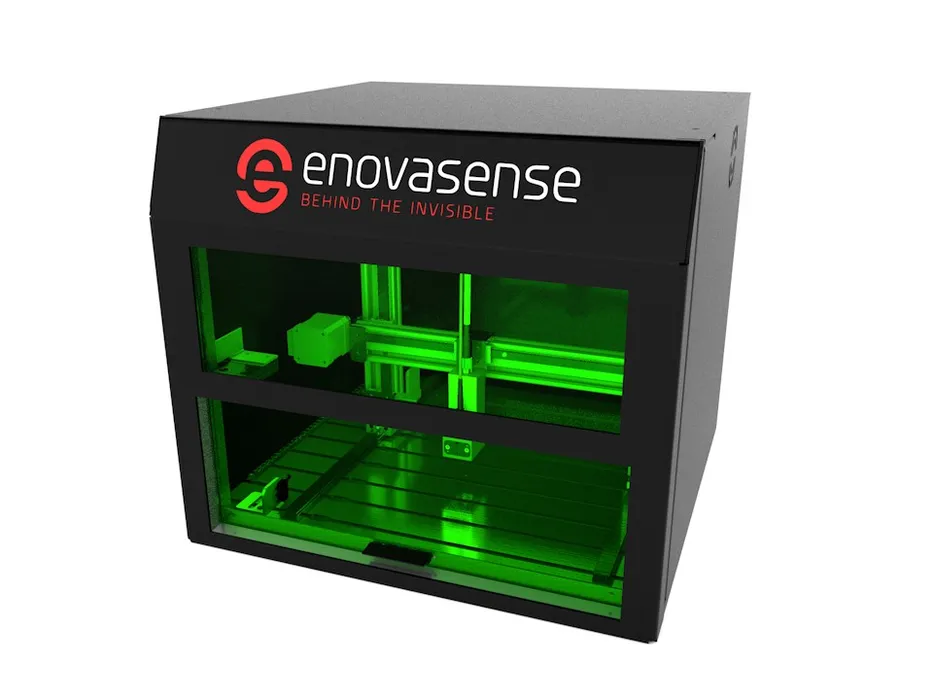 Bild 2:	Das fotothermische Messverfahren zur Prüfung der Eloxal-Schicht wird als By-the-Line- oder Labor-Kontrollstation angeboten, lässt sich bei Bedarf aber auch direkt in die Produktionslinie integrieren. HAKO-L(a) eignet sich für Objekte mit Abmessungen bis 550 x 500 x 300 mm. Für kleinere Objekte mit Abmessungen bis 200 x 200 x 120 mm gibt es die kleinere Version HAKO-S (b). (Urheber: Enovasense) 