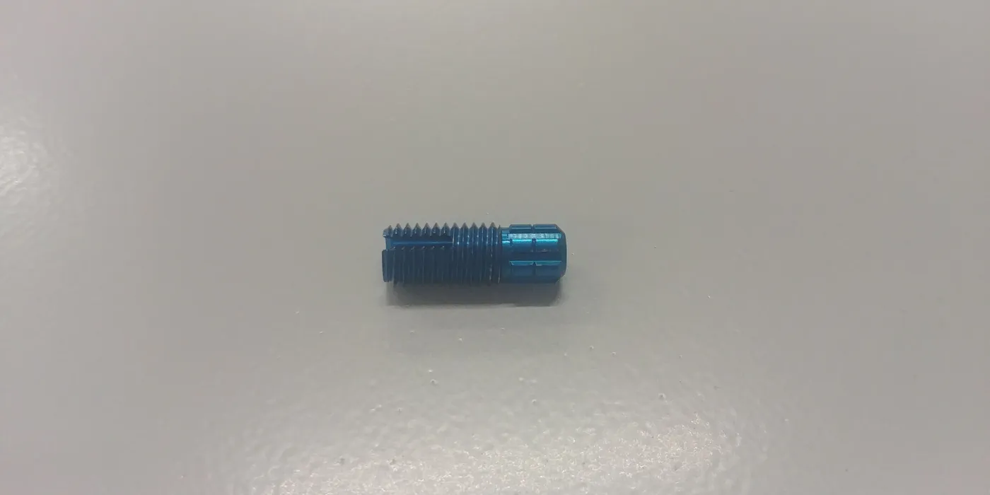 Bild 3:	Messungen der Eloxal-Schicht einer Schraube. (Urheber: Enovasense)