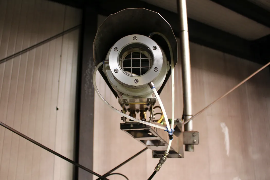 Bild 3:	Die Kameras sind wegen der rauen Umgebungsbedingungen und der potentiell explosiven Atmosphäre in einem Ex-Schutzgehäuse untergebracht; eine integrierte Freiblaseinrichtung hält die Optik permanent staubfrei.(Urheber: Polytec)