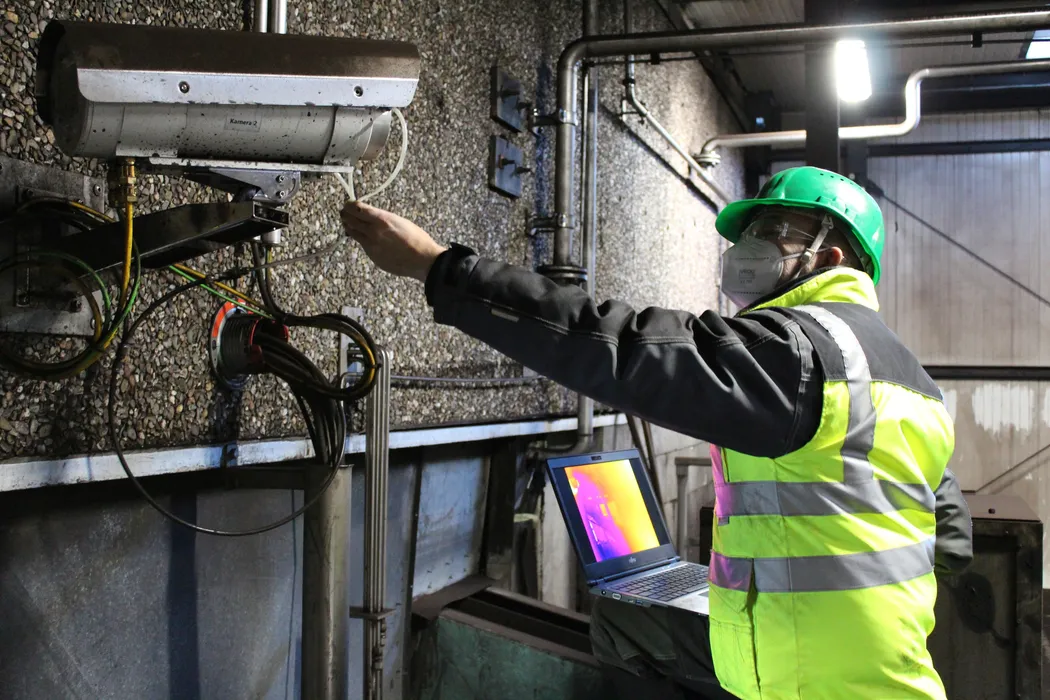 Bild 5: Technische Unterstützung für eine reibungslose Inbetriebnahme. Polytec übernahm alle Anpassungen beim Einfahren des Systems, z.B. die Definition des Überwachungsbereichs, der Temperaturschwellenwerte oder beim Prüfen beziehungsweise Simulieren des Alarmmanagements. (Urheber: Polytec)