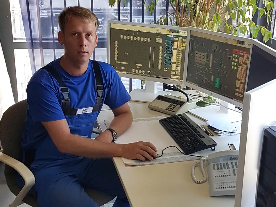 Bild 2:	Dipl.-Ing. Stefan Brand, Instandhaltung Prozessleittechnik bei Opterra berichtet: „Wir sind sehr zufrieden mit der Zusammenarbeit mit Rösberg. Vom Kick-off-Meeting vor der Migration bis hin zur eigentlichen Migration lief alles bestens organisiert ab.“ (Quelle: Opterra)