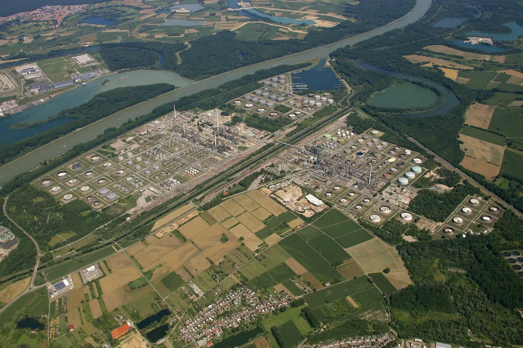 Intro: Die Mineraloelraffinerie Oberrhein (MiRO) in Karlsruhe ist Deutschlands größte Raffinerie (Quelle: MiRO)