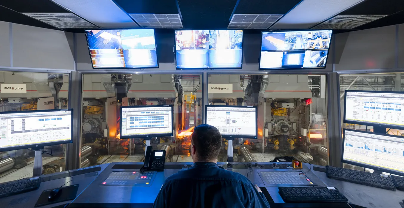 Bild 1:	Die SMS group bietet Gesamtlösungen für das ganze Spektrum der metallurgischen Prozesskette von Maschinen und Anlagen einschließlich der Elektrik und Automation bis hin zum Service. Gerade in Hinsicht auf Industrie 4.0 hat sich die Gruppe zur Aufgabe gemacht, Prozesse immer wieder genau zu analysieren, besser zu strukturieren und stärker zu automatisieren. (Urheber: SMS group)