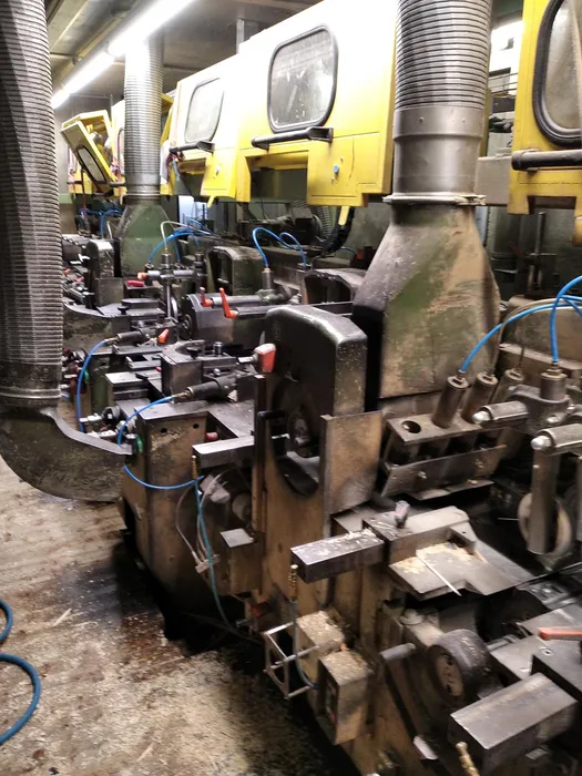 In der Holzverarbeitung arbeiten viele Maschinen Hand in Hand. Hier die Hobelanlag-Anlage Gesamtansicht (Urheber:  Mocopinus)