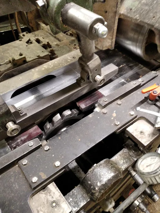 In der Holzverarbeitung arbeiten viele Maschinen Hand in Hand. Hier die Hobelanlag-Anlage Detailansicht