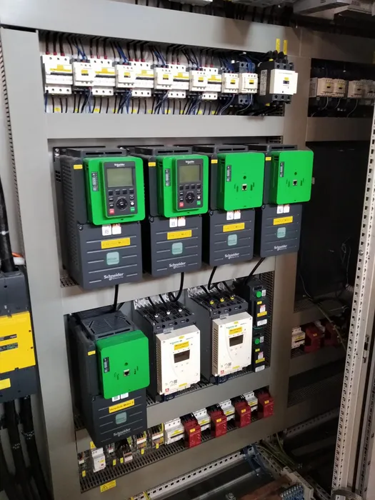 In der Holzverarbeitung arbeiten viele Maschinen Hand in Hand. Hier die Hobelanlag-Anlage Steuerung