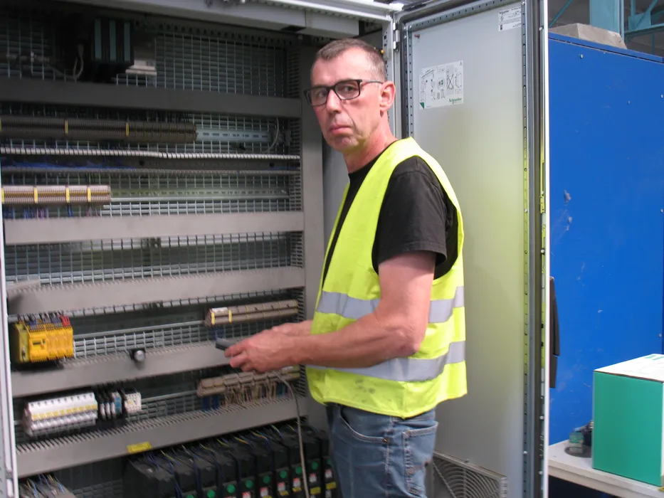 Thierry Roehrig, Werkstattleiter bei Mocopinus: „Anlagen werden heute aus elektrotechnischer und automatisierungstechnischer Sicht immer komplexer. Wir sind daher froh, mit Rösberg einen kompetenten Partner zu haben, dessen Unterstützung wir bei der Anlagenbetreuung und Planung neuer Projekte in Anspruch nehmen können.“