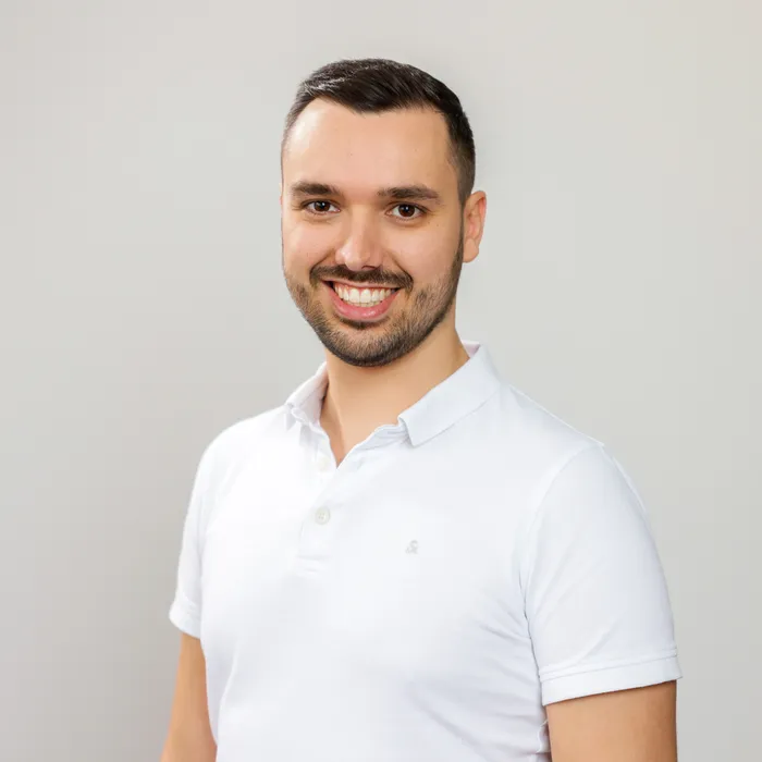 Bild 1:	Philip Parker, Innovation and AI Lead bei Rösberg : „Wir wollten den Einzug generativer KI im Unternehmen proaktiv mitgestalten und dabei sicherstellen, dass die Lernkurve nicht jeder für sich allein bewältigen muss, sondern wir sie gemeinsam meistern. Darüber hinaus ist es uns dabei gelungen, wichtige Grundlagen für Kundenprojekte zu legen. Zudem konnten wir erste kleine Prototypen realisieren, von denen unsere Kunden schon jetzt profitieren.“  (Urheber: Daniel Sturm - Kopfsalat Medien) 