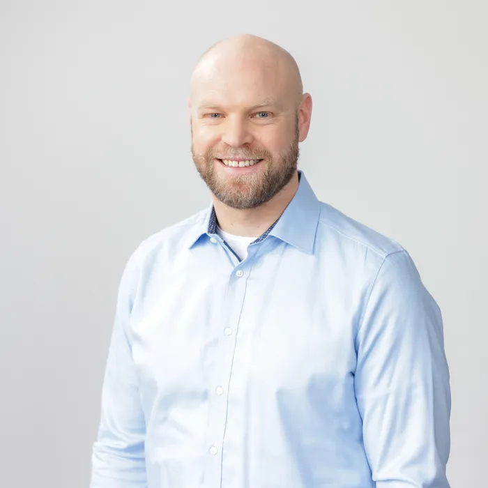 Bild 2:	Paul Rösberg, Geschäftsführer Rösberg GmbH: „KI hat bei uns in den kommenden Jahren einen strategischen Fokus. In industriellen Anwendungen mit sensiblen Daten ist es natürlich wichtig, dass Daten nicht in externen Clouds gespeichert werden, sondern im eigenen Haus bleiben. Daher war es im ersten Schritt wichtig, eine entsprechende lokale Infrastruktur zu aufzubauen.“  (Urheber: Daniel Sturm - Kopfsalat Medien) 