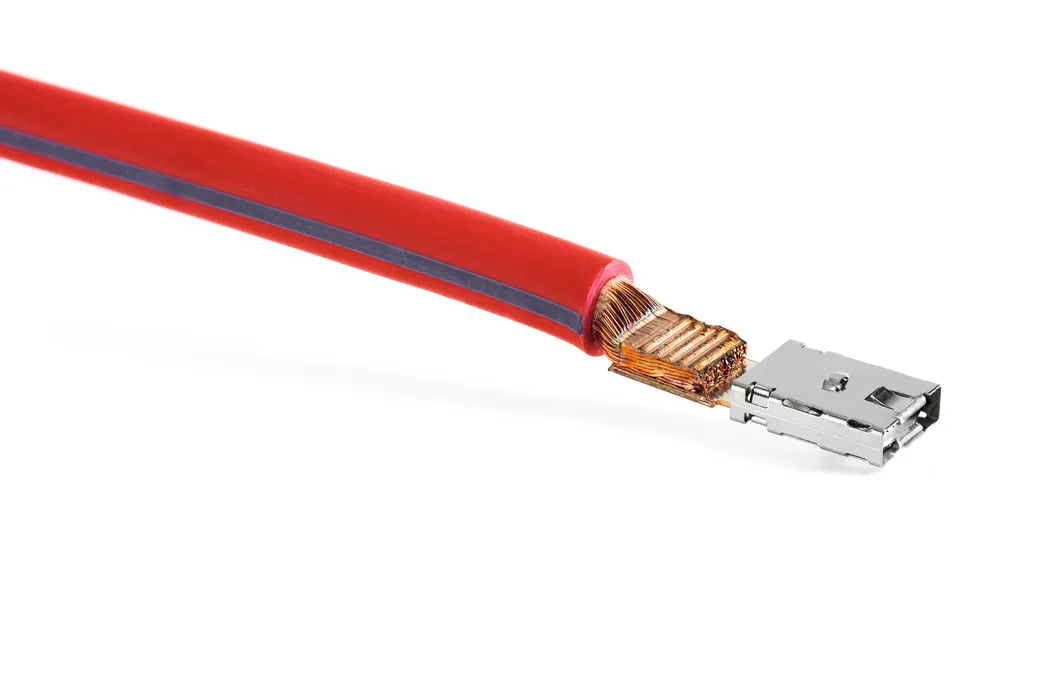 Bild 2:	Materialien in direkter Umgebung, wie z.B. eine Drahtisolation, werden nicht beschädigt. Zudem entstehen keine Gefüge-Veränderungen in der Grenzschicht wie Versprödungen der Fügepartner am Übergang zum Festmaterial (Urheber:Telsonic)