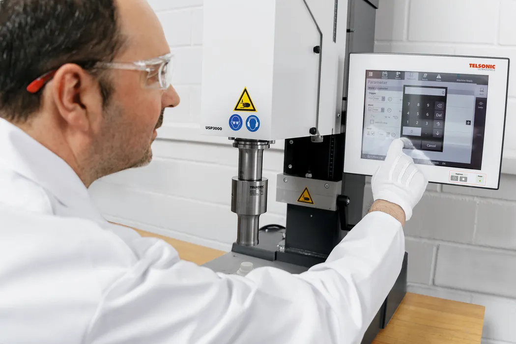 Bild 4:	Heutige Schweißprozess-Steuerungen sind menügeführt und damit sehr bedienerfreundlich. (Urheber: Telsonic) 