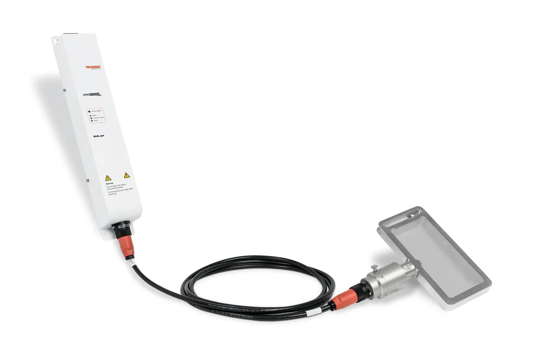 Bild 3:	Der Generator wandelt die normale Netzspannung in Hochfrequenz um und überträgt diese an den Konverter. Der wiederum wandelt die Hochfrequenz in Ultraschallschwingungen um, die dann über den Resonator den Siebrahmen zum Schwingen bringen. Die Schwingungen werden an das Siebgewebe abgegeben und dort gleichmäßig verteilt. (Urheber: Telsonic)