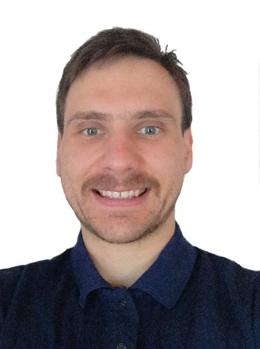 Bild 2:	Jure Poljanšek, Betriebsingenieur bei Merck: „Nach der Umrüstung stieg der Durchsatz um 50 % und der Überkornanteil sank von über 20 % auf unter 2 %. Das heißt, es gibt deutlich weniger Gut-Produkt im Überlauf und es muss weniger bzw. überhaupt nicht mehr nachgesiebt werden.“ (Urheber: Merck)