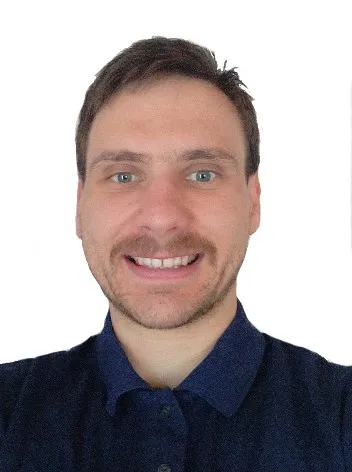 Bild 2: Jure Poljanšek, Betriebsingenieur bei Merck: „Nach der Umrüstung stieg der Durchsatz um 50 % und der Überkornanteil sank von über 20 % auf unter 2 %. Das heißt, es gibt deutlich weniger Gut-Produkt im Überlauf und es muss weniger bzw. überhaupt nicht mehr nachgesiebt werden.“ (Urheber: Merck)