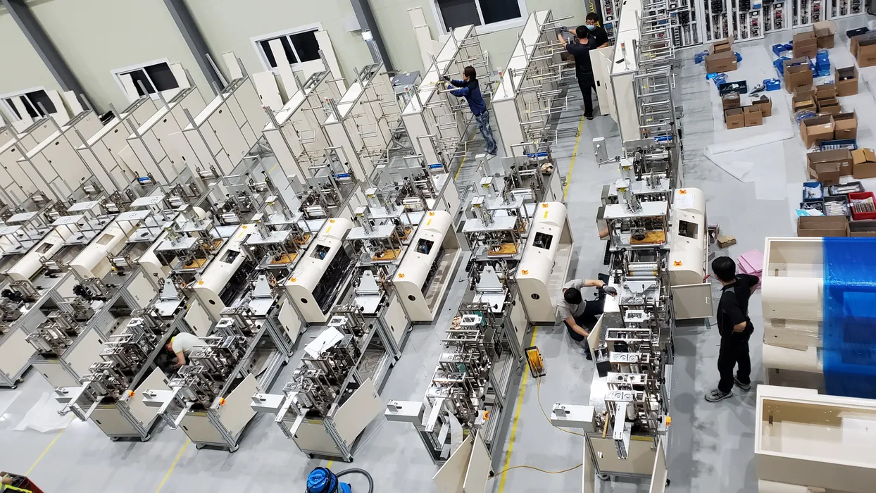 Bild 4: Ultraschalltechnologie hilft HJ PNC im Kampf gegen COVID-19: Das Unternehmen produziert pro Monat 70 vollautomatische Maschinen für die Fertigung von Atemschutzmasken. (Urheber: HJ PNC)