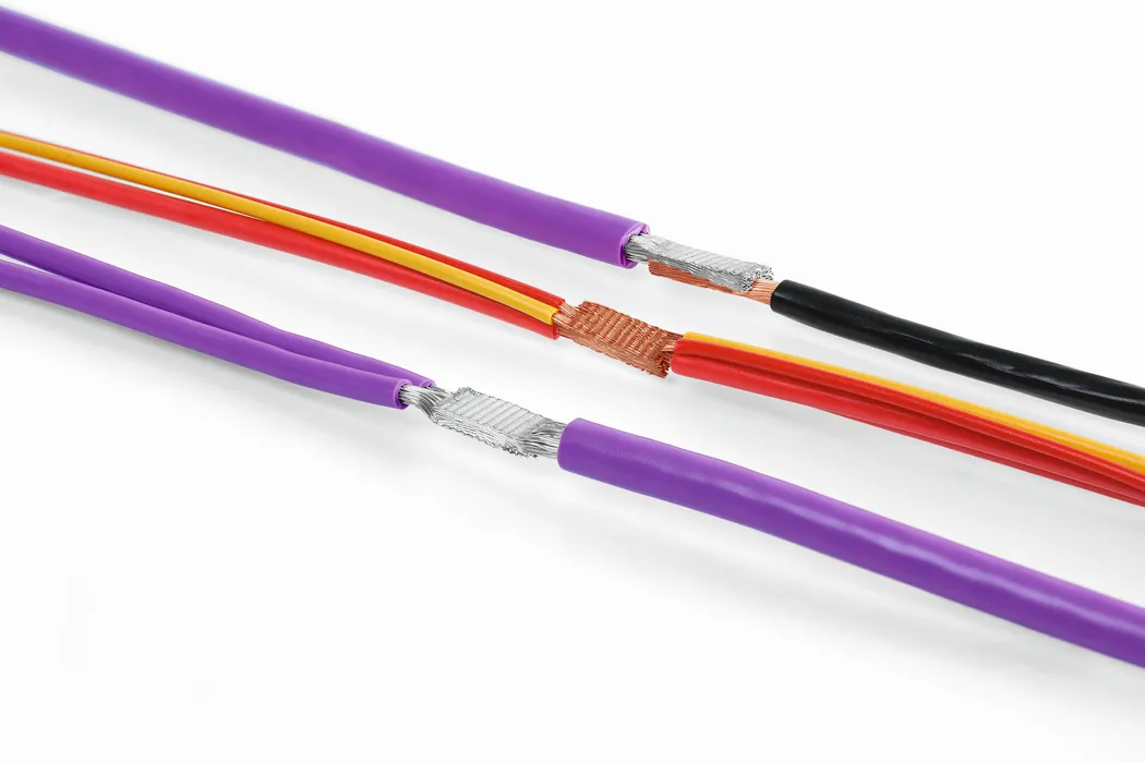 Bild 1:	 Mit Ultraschall geschweißte Leitungen in verschiedenen Materialkombinationen (Cu-Cu, Cu-Al, Al-Al). (Urheber: Telsonic)