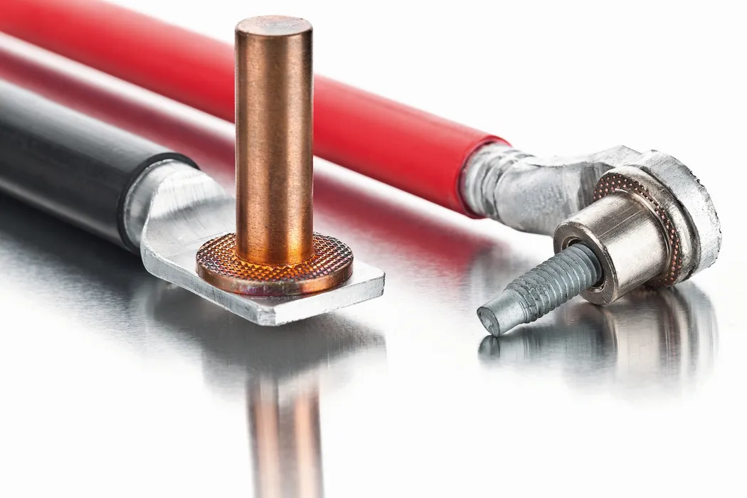 Bild 2:	Die Bolzen aus Kupfer und die Schraubbolzen aus vernickeltem Kupfer sind mit Ultraschall auf eine Alu-Stromschiene geschweißt. (Urheber: Telsonic)