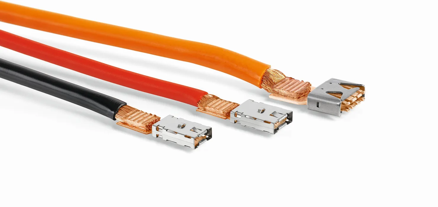 Bild 4:	Auf Hochstrom-Steckkontakte geschweißte Kupferleitungen. (Urheber: Telsonic)