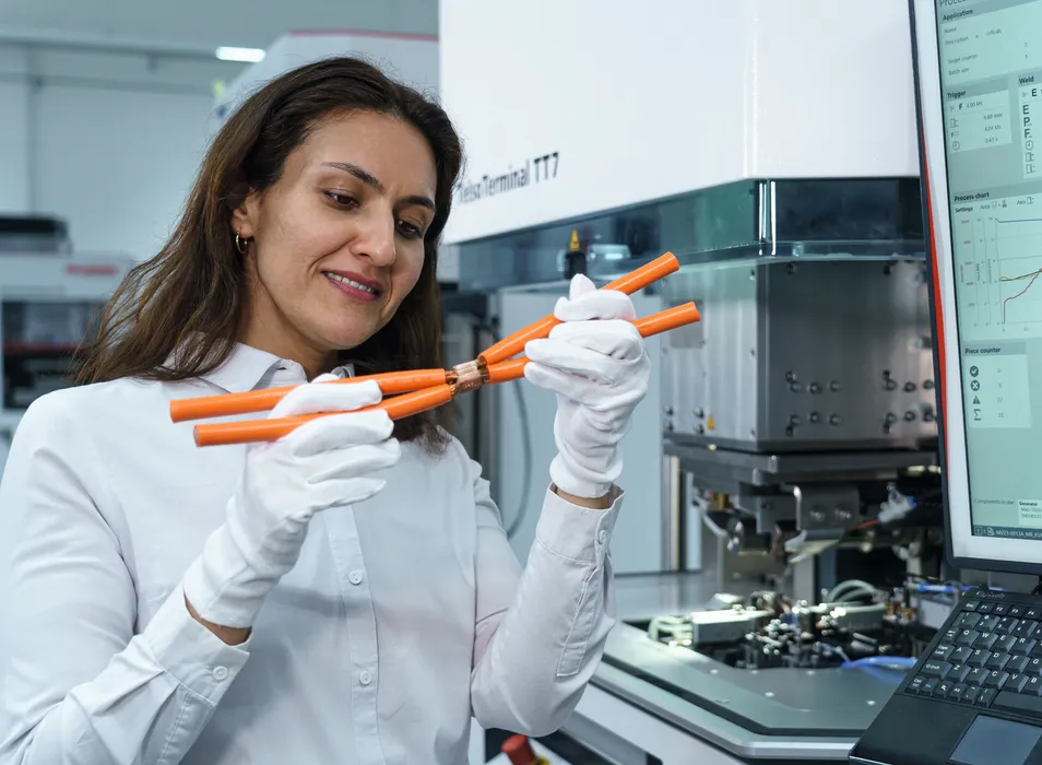 Bild 4: Dr.-Ing.Shimaalsadat Mostafavi, Head of Metal Lab & Application Architect bei Telsonic: „Demnächst werden wir auch Aluminiumleitung schweißen können. Und auch bei den Querschnitten ist mit 280 mm² noch längst nicht das Ende des Machbaren erreicht.“ (Urheber: Telsonic)