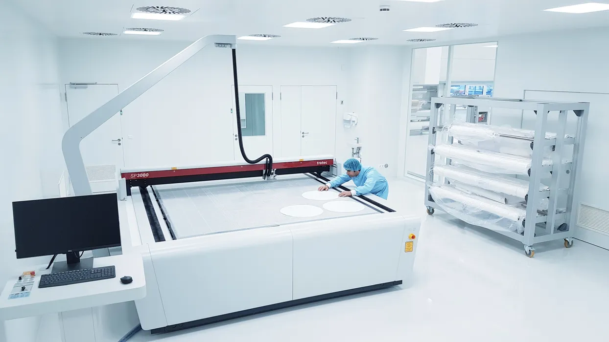 Bild 4:	Der Flachbett-Laser im Reinraumeinsatz, die Absaugung und Kühlung ist in der Zwischendecke außerhalb des Reinraumes installiert (Urheber: Kögel)