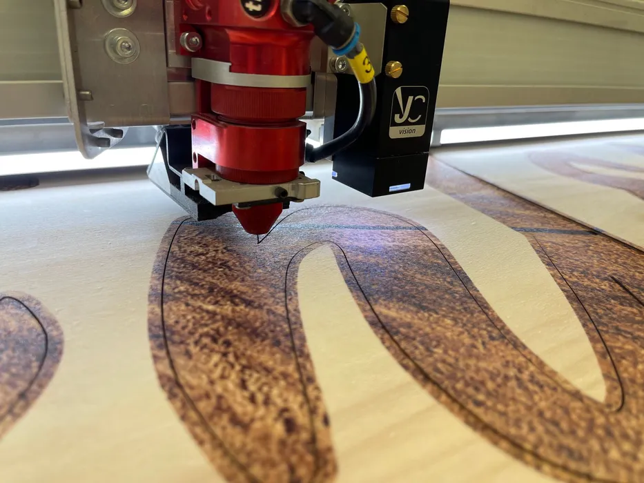 Bild 7a,b:	Ob Kunststoff, Metall oder Holz, der Laser schneidet viele Materialien exakt nach Vorgabe zu (Urheber: Visual Information Systems) 